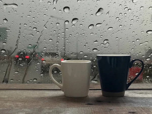 Cups Wooden Table Front Car Windshield Raindrops Blurred Street Background — Stock Photo, Image