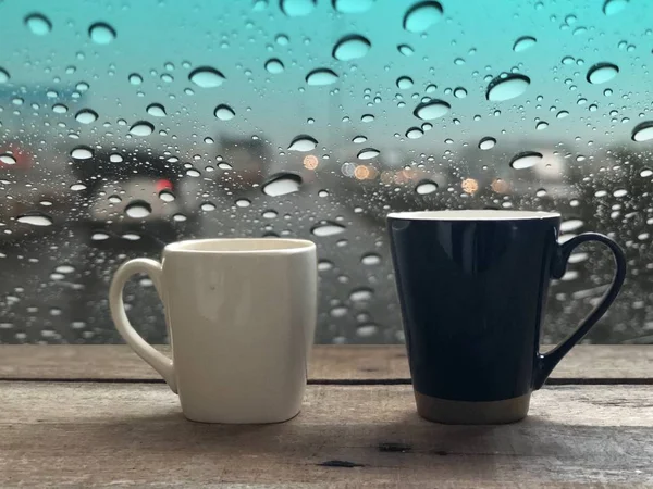 Cups Wooden Table Front Car Windshield Raindrops Blurred Street Background — Stock Photo, Image