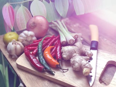 ahşap masada yeşillik ve sebze yakın