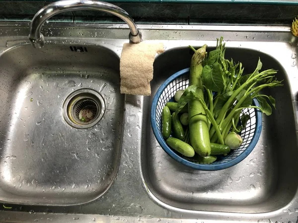 Κοντά Στα Χόρτα Και Λαχανικά Πλαστικό Καλάθι Στην Κουζίνα — Φωτογραφία Αρχείου