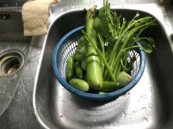 Perto Verdes Verduras Cesta Plástica Cozinha — Fotografia de Stock