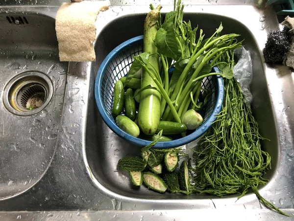 Perto Verdes Verduras Cesta Plástica Cozinha — Fotografia de Stock