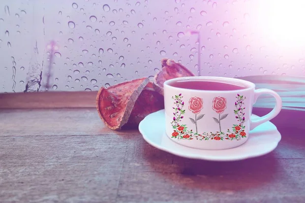 Nahaufnahme Einer Tasse Mit Tee Und Geschnittenen Trockenfrüchten Auf Einem — Stockfoto