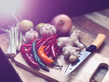 ahşap masada yeşillik ve sebze yakın