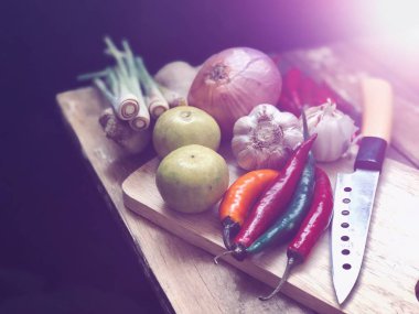 ahşap masada yeşillik ve sebze yakın