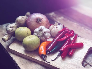 ahşap masada yeşillik ve sebze yakın
