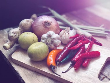 ahşap masada yeşillik ve sebze yakın