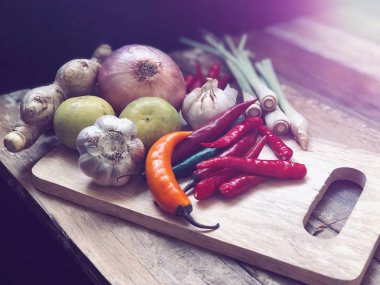 ahşap masada yeşillik ve sebze yakın