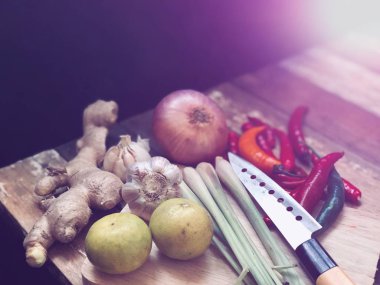 ahşap masada yeşillik ve sebze yakın