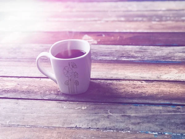 Tazze Caffè Legno Vecchio Ombra Fiori Nel Caffè Morbido Tono — Foto Stock