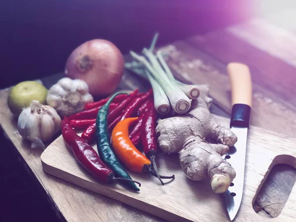 ahşap masada yeşillik ve sebze yakın
