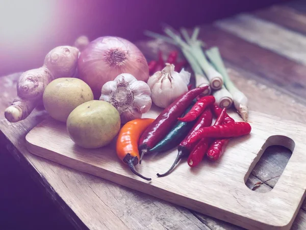 ahşap masada yeşillik ve sebze yakın