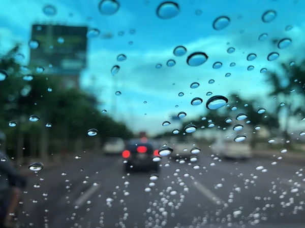 Szyby Samochodowe Krople Deszczu Niewyraźne Tło Ulicy Ruchem Mieście Deszczowy — Zdjęcie stockowe