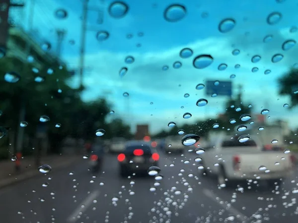 Parabrisas Coche Con Gotas Lluvia Fondo Borroso Calle Con Tráfico —  Fotos de Stock