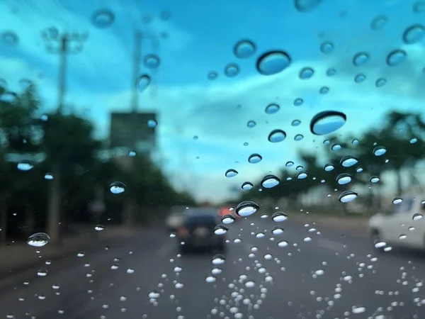 Parabrisas Coche Con Gotas Lluvia Fondo Borroso Calle Con Tráfico —  Fotos de Stock