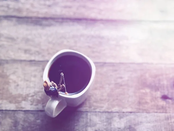 Ontspanning Koffie Tijd Zwarte Koffie Witte Mok Miniatuur Van Visser — Stockfoto