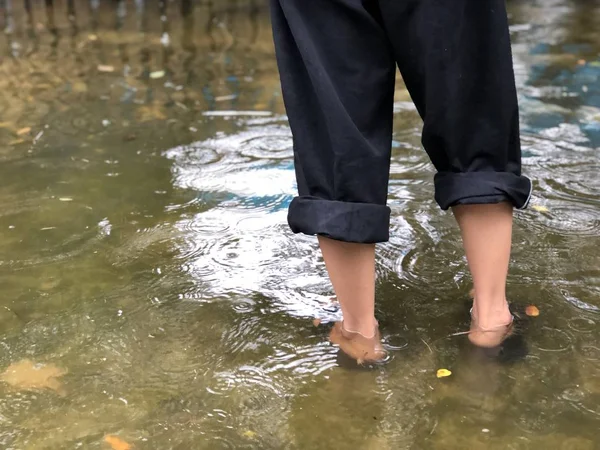 Kirli selde yürüyen insanlar, çok yağmur yağdıktan sonra leptospirosis 'e dikkat edin. Su veya mikroplarla temas ederek bulaşabilir. Mikroplar derinin içine girip yarayı temizler.
