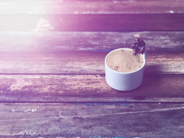 Occhiali Libro Tazze Bianche Caffè Cappuccino Legno Vecchio Nature Morte — Foto Stock