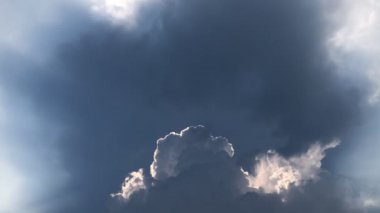 Zaman atlamalı görüntüler. Güzel, koyu yağmur fırtınası bulutları hareket ediyor. Güneş 'i ortaya çıkarıyor. Çarpıcı gökyüzünde gök gürültülü bir fırtına. İklim bulutu manzarası. Tropikal yaz fırtınası.