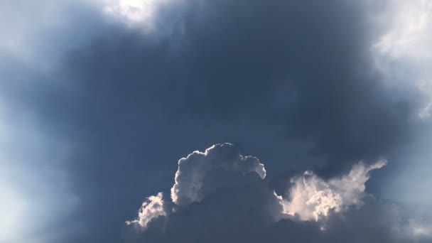 时间差镜头 美丽的黑雨云的运动揭示了太阳 雷雨在戏剧性的天空中 带着镜头耀斑 气候多云风景 热带夏季暴雨天气 — 图库视频影像