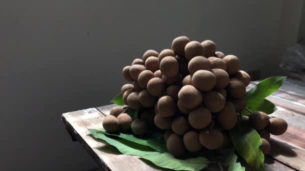 Verse Longan Leeg Oud Houten Plankje Met Ruimte Voor Tekstontwerp — Stockvideo