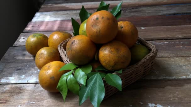 Organik Meyve Kavramı Hasır Sepetlerde Taze Mandalina Portakalı Eski Ahşap — Stok video