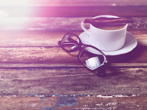 Bril Witte Mok Koffie Houten Tafelblad Rustiek Stilleven Zachte Donkere — Stockfoto