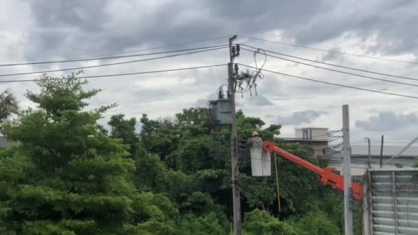 Ingeniero Electrónico Profesional Reparador Grúa Reparación Cables Con Línea Eléctrica — Vídeos de Stock