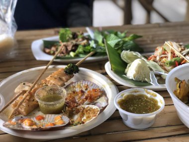 sofra kurulumu ve çeşitli Asya yemekleri