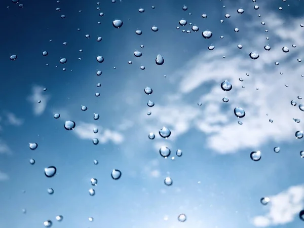 Vista Attraverso Finestra Con Gocce Acqua Sul Cielo Nuvoloso — Foto Stock