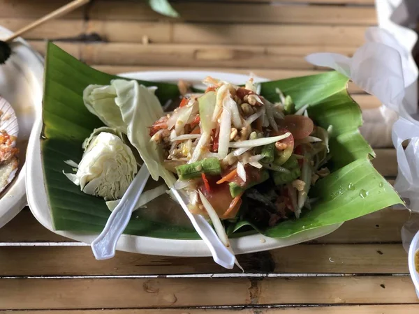 Primer Plano Ensalada Asiática Mesa Bambú — Foto de Stock