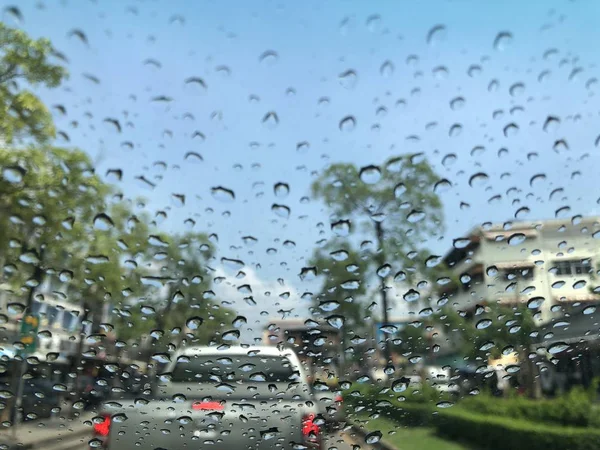 Θέα Μέσα Από Παράθυρο Σταγόνες Νερού Στο Αυτοκίνητο Στο Δρόμο — Φωτογραφία Αρχείου