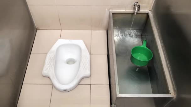 Över Toalett Med Vatten För Tvätt — Stockvideo