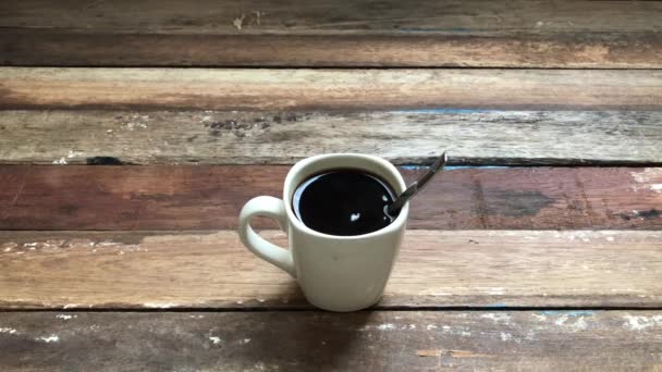 用木桌上的咖啡把杯子关上 — 图库视频影像