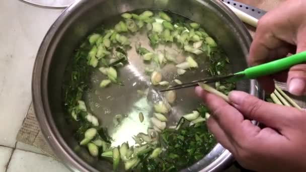 Close Chief Cutting Young Onion Pan — Stock video