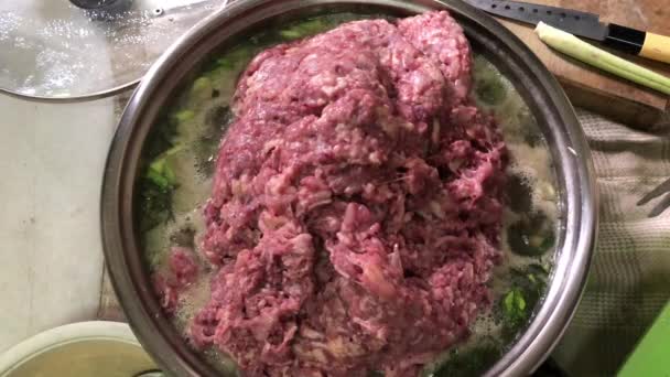 Верхний Вид Приготовления Мяса Кастрюле Кухне — стоковое видео