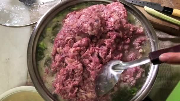 Blick Auf Das Kochen Von Fleisch Der Pfanne Der Küche — Stockvideo