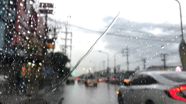 夜の雨の日に街路灯とカラフルなボケ ぼやけた景色 多くの雨の中で道路上の車を運転 — ストック写真