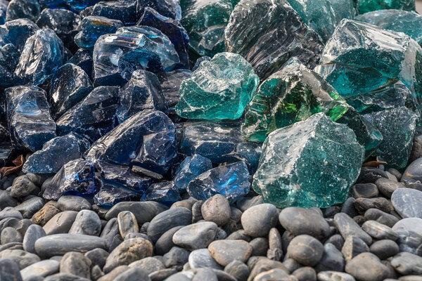 красивые голубые кристаллы на камнях
