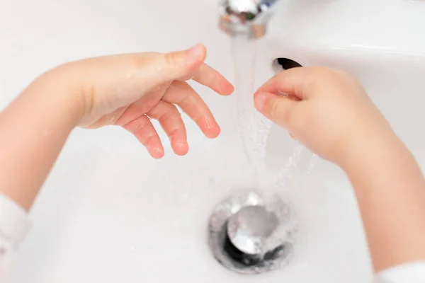 Anak Itu Mencuci Tangannya Dengan Air — Stok Foto