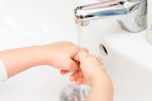 Anak Itu Mencuci Tangannya Dengan Air — Stok Foto
