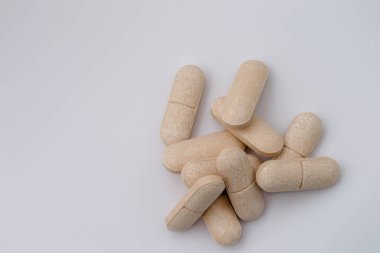 Mineraller ve beyaz arka plan üzerinde izole vitamin tabletleri