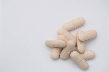 Mineraller ve beyaz arka plan üzerinde izole vitamin tabletleri