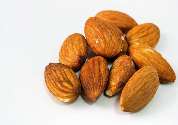 Almond Pada Latar Belakang Putih — Stok Foto