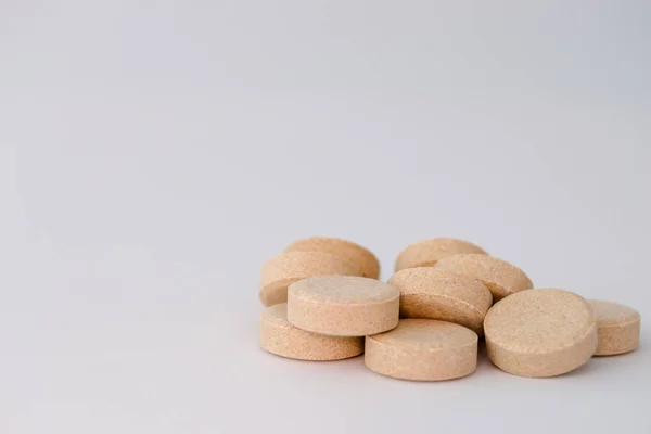 ミネラルやビタミンは 白い背景で隔離の錠剤 — ストック写真