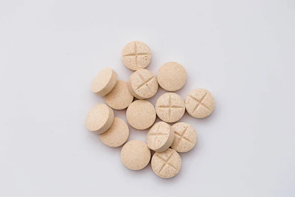 ミネラルやビタミンは 白い背景で隔離の錠剤 — ストック写真