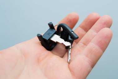 İnsan elinde küçük tuşları