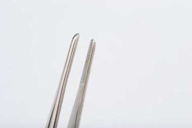 DeBakey forseps beyaz yüzeyi