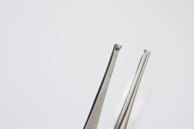 cerrahi kelepçe beyaz yüzey üzerinde izole