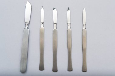 Beyaz arka plan üzerinde farklı One-Piece neşter